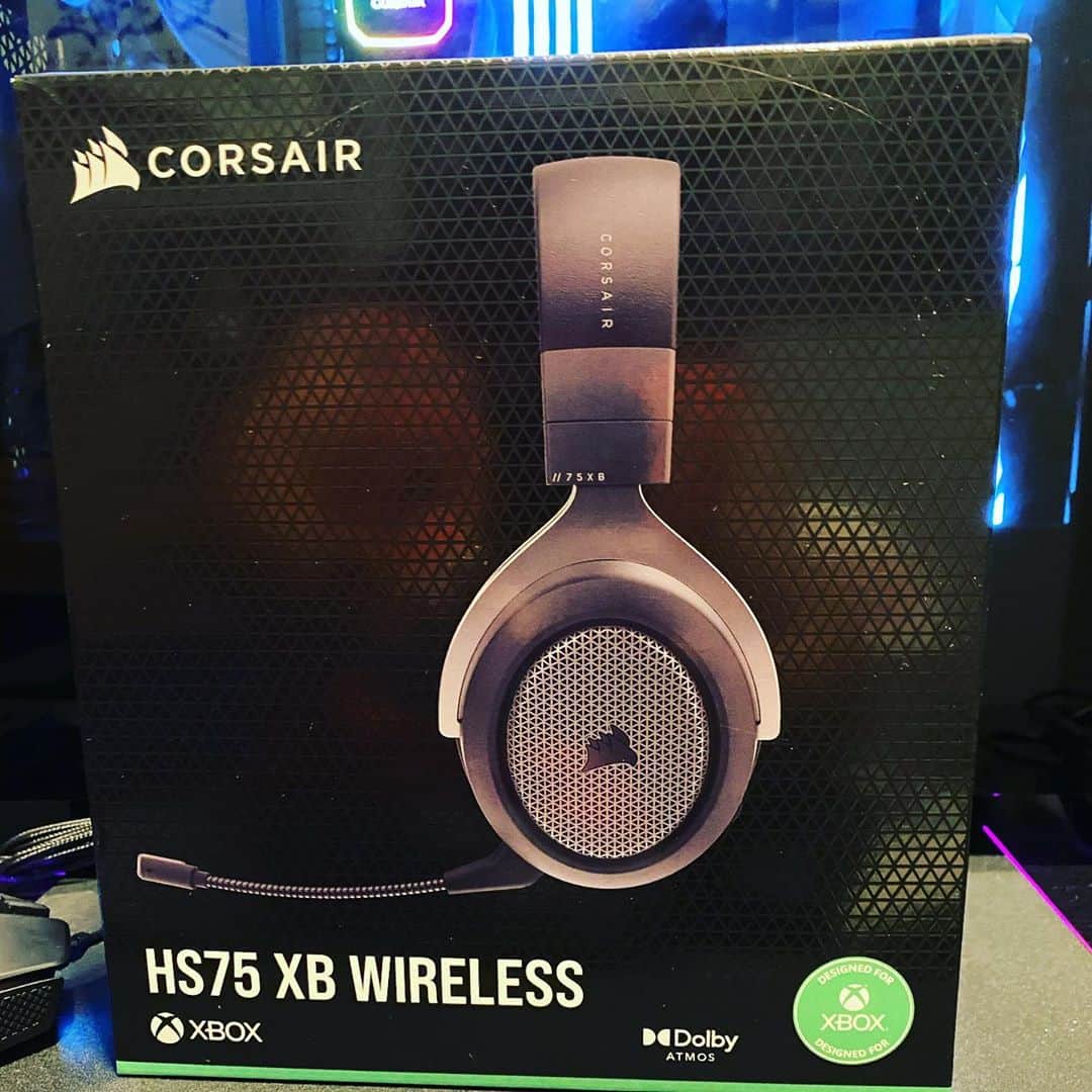アレン・ジョーンズのインスタグラム：「Hey guys check these out HS75 XB are wireless headphones specifically made for the Xbox. I can’t wait to try them out. Not to mention they are a great price # Corsair」