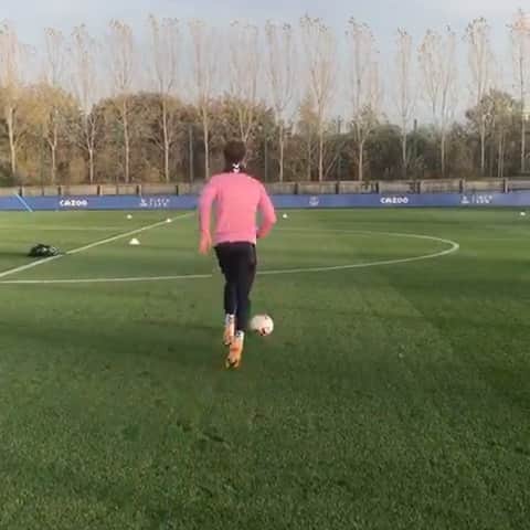 メイソン・ホールゲイトのインスタグラム：「Good to be back on the grass 💙 #EFC」