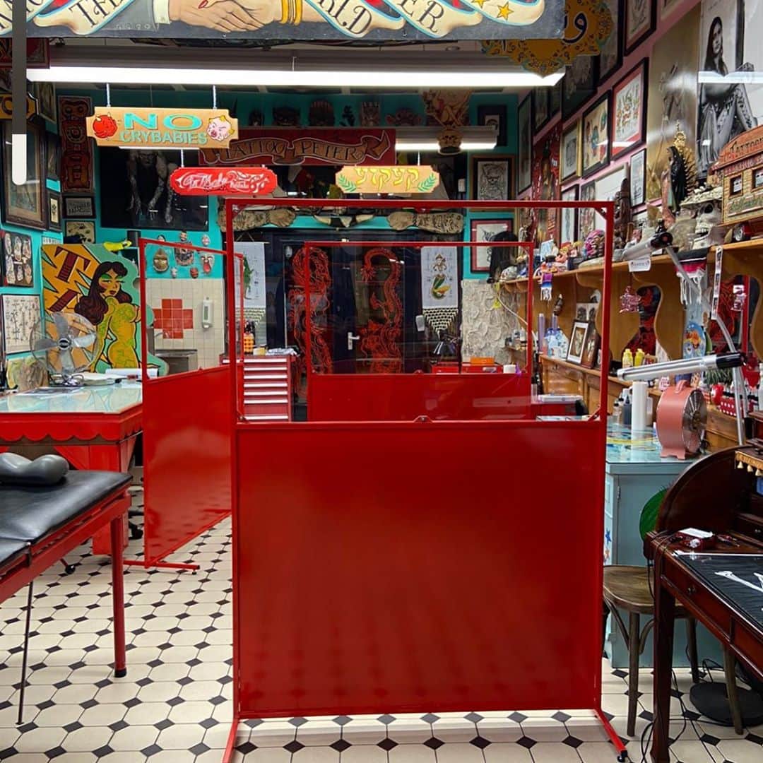アムステルダム・タトゥー・ミュージアムのインスタグラム：「Thank you gabriel for these fantastic snot or spitscreans that help to protect our top tattooers and our welrespected fine customers aganst the covid viriss」