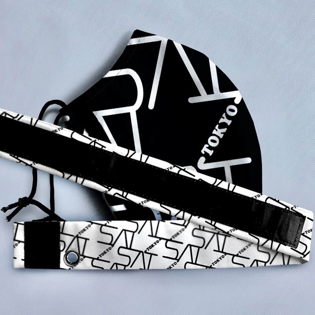 Anji SALZのインスタグラム：「Finally I can release what I’ve been working on recently🙈🎈 Protect yourself & others in style and without hassle - the SALZ fashion face mask with matching belt arrived💫  After losing a lot of masks in the past months, something needed to be done!😷💝 A mask that sticks to your arm or bag and can be put on and off in a second. No digging in pockets and dangling from the face 😂  Customize your set of 2 masks & one belt from 19 designs: (Make sure to scroll through the gallery on my homepage as there are loads of pictures haha) 🪐www.salz-tokyo.com/ （Shipping in approx. 2-3weeks)  SALZマスク & マスク用ベルト完成💫  ファッションアイテムとしてのマスク、持ち運びが簡単なマスク、失くしにくいマスクを考えました😷💝  腕に、ベルトに、バッグにSALZが新しいマスクの持ち歩き方を提案します。  コロナ禍の世界が少しでも明るくなればいいなー  SALZマスク2枚とSALZマスク用ベルト1本のセット (写真はたくさんあるので、ショップギャラリーをスクロールしてみてね） 🪐www.salz-tokyo.com/ （発送は11月上旬になります）  Link in bio & stories 🥰❤️」