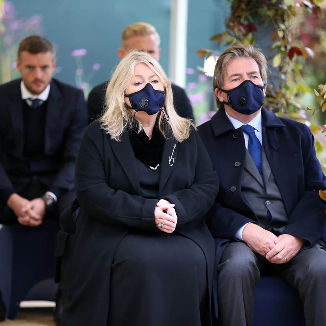 レスター・シティFCさんのインスタグラム写真 - (レスター・シティFCInstagram)「Due to the ongoing coronavirus pandemic, proceedings on Tuesday morning were modestly staged at The Vichai Srivaddhanaprabha Memorial Garden. Chief Executive Susan Whelan led a Leicester City representation which also included manager Brendan Rodgers and the First Team squad’s three longest-serving players – Club captain Wes Morgan, vice-captain Kasper Schmeichel and striker Jamie Vardy.」10月27日 23時23分 - lcfc