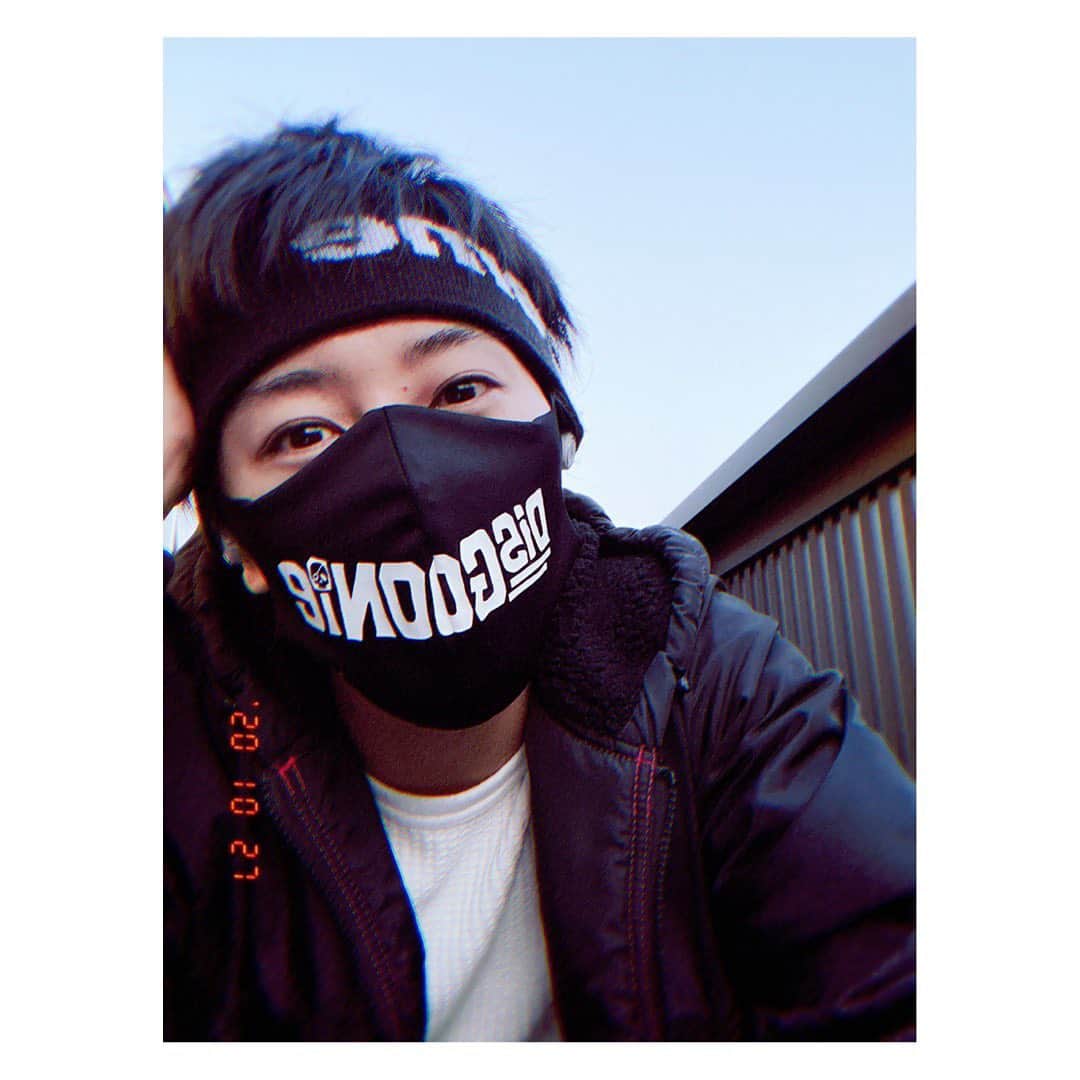 猪野広樹のインスタグラム：「今日も稽古！　順調すぎる稽古。だから進む進む…！！なんて速さだ！振り落とされまいと踏ん張る！  そしてDisGOONieマスクを西田さんから頂いた…！！　ペルソナの時はゆうやくんからも貰った…！ハッピー  イノリマスのマスクもサンプルがもうすぐ手元に届く…！　ハッピー。　イノリマスの物販受付は今月末まで…。どうぞ来たる冬のお供に。」