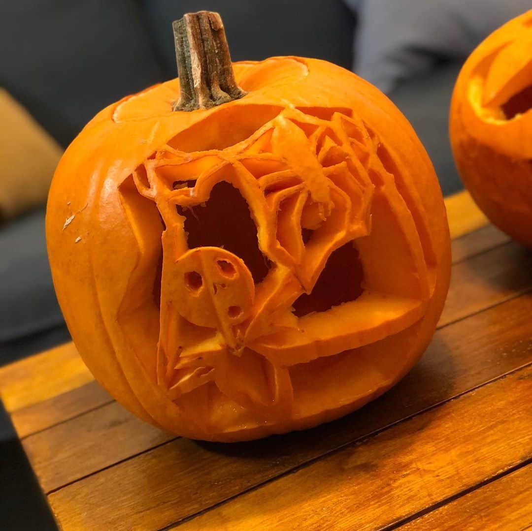 高木悠暉のインスタグラム：「2020 Jack o lantern 🎃  細かすぎて途中で心折れそうだったけどなんとか完成‼︎  #jackolantern #halloween #pumpkin #happyhalloween #nitghmarebeforechristmas」
