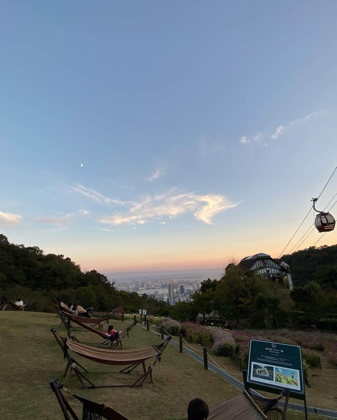 紗那ゆずはさんのインスタグラム写真 - (紗那ゆずはInstagram)「＊ 先日、神戸布引ハーブ園へ行ってきました！ . お花も建物もすべてが美しくて、見所も沢山だし、とてつもなく巨大なヘチマや絹さやみたいなものもあって、 まるでハリーポッターの魔法薬の庭へ迷い込んだような、不思議な感覚になったり(笑 . ルナハーブでも商品化しておりますが、 大好きなルイボスがソフトクリームになっており、頂上についてすぐに頂きました♡ . . にゃんこもいて我が物顔で歩き回ってるのも可愛かったですし、 施設全体が、細部にいたるまできめ細やかな気配り。 お花の手入れをされてる方へお話しかけても、お優しい方が多く…しあわせな気持ちになりました☺️ . 足湯もあったり、カフェもあったり…！ 今度は、ロープウェイを使わずに登山もしてみたいな…🤔 . ハーブの事もお勉強できそうでしたが…お子ちゃまたちがいるとなかなか難しかったかな😅 . でも、貸出遊具もあったり、ハンモック体験もできたり、終始テンション高く走り回っていたイメージです。笑 親子で楽しめて、おすすめです☺️✨ . また遊びに来たいです！ . . #神戸布引ハーブ園 #ルイボスソフト #ハーブティー #ダリア」10月27日 23時24分 - mitsuko_0318