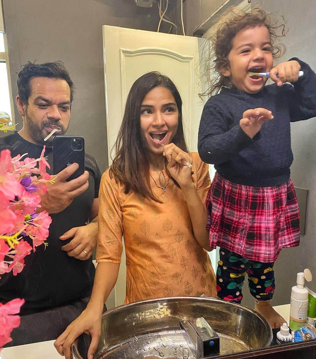 Gaurav Tanejaのインスタグラム：「Choti choti khushiya... Saath mein brush karne ki khushiya... . #flyingbeast #dailythings #Family #together」