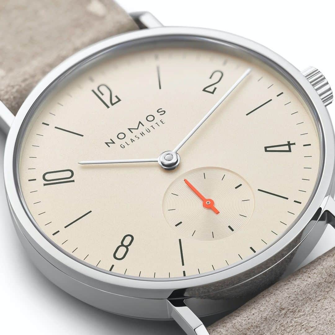 のインスタグラム：「This Tangente Tuesday, we're celebrating with champagne—and this smaller version of Tangente. Within this watch ticks manual caliber Alpha: highly precise, highly praised, and yet understated and slender.  #nomostangente #tangente #nomos #nomosglashuette #watch #watchoftheday #watchgeek #madeingermany #wristwatch #wotd #finewatches」