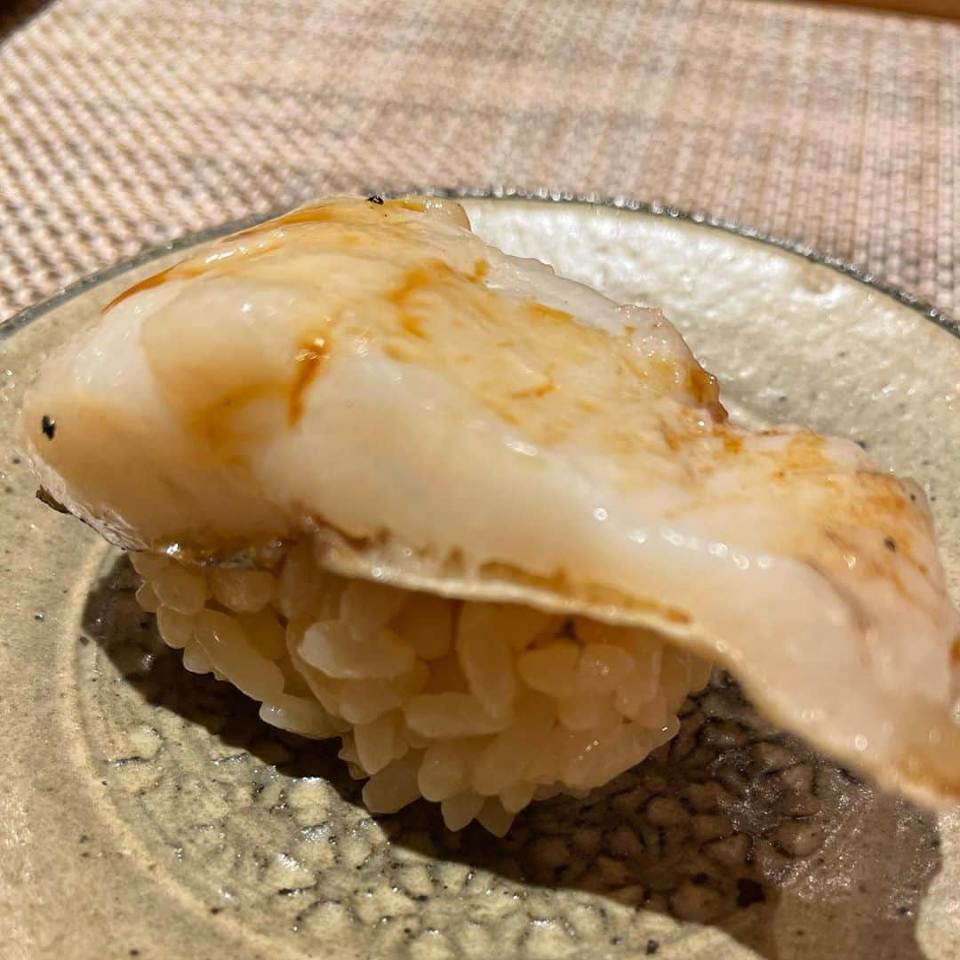 西代洋さんのインスタグラム写真 - (西代洋Instagram)「美味いンスタグラム♪  京都のバンド jizueのキエちゃんに教えてもらった寿司屋さん♪  3回目の挑戦で初めて行けたお店！ 先輩から店どっかある？と オファーを受けてプレゼンして電話♪ たまたま キャンセルがでた直後で予約完了♪  嗚呼、、、、 美味すぎた、、、、、  若くして カナダに行き カナダで 独学で学んだ赤酢の寿司！！  シャリも美味すぎで ネタにもこだわり 話してたら なんでも教えてくれる カナダで仕上げた職人であるのに職人にあらず の職人さん！  ご夫婦でやっていて 馴れ初めなんかも 笑顔で話してくれるお店の空気も最高なお店♪  〆は たまごとかではなく 奥様が作る究極のプリン！！  美味すぎて唸ると 大将も 「このプリン食べて、たまご出すのやめましてん（笑）♪」  と笑顔♪  好きや、、、、  大将も豊中出身！！ もう 好きの点数が 規定数を超えたので 大将にも 「長いお付き合いお願いします（笑）！」 と言いました♪  嗚呼、、、 嗚呼、、、、、、  #美味いンスタグラム #大阪 #寿司 #豊中出身 #赤酢 #美味い #iPhone12Pro #寿司の写真はほんの一部」10月27日 23時37分 - onikuchan0927