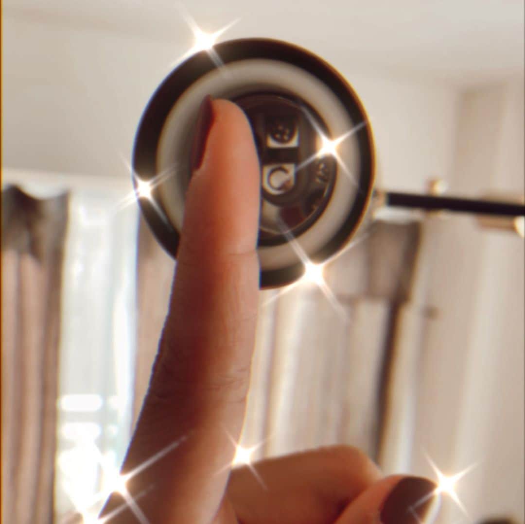 Rihwaさんのインスタグラム写真 - (RihwaInstagram)「How do I measure things? I use my finger.☝🏽💡 E26 will do. Boom! lol😎 第一関節を使って電球のサイズ覚えとく人。笑 やっと気に入る照明見つけた！😍 #Rihwa #尺 #finger #new #room #lighting #roomdesign #cordinate」10月27日 23時30分 - rihwa_official