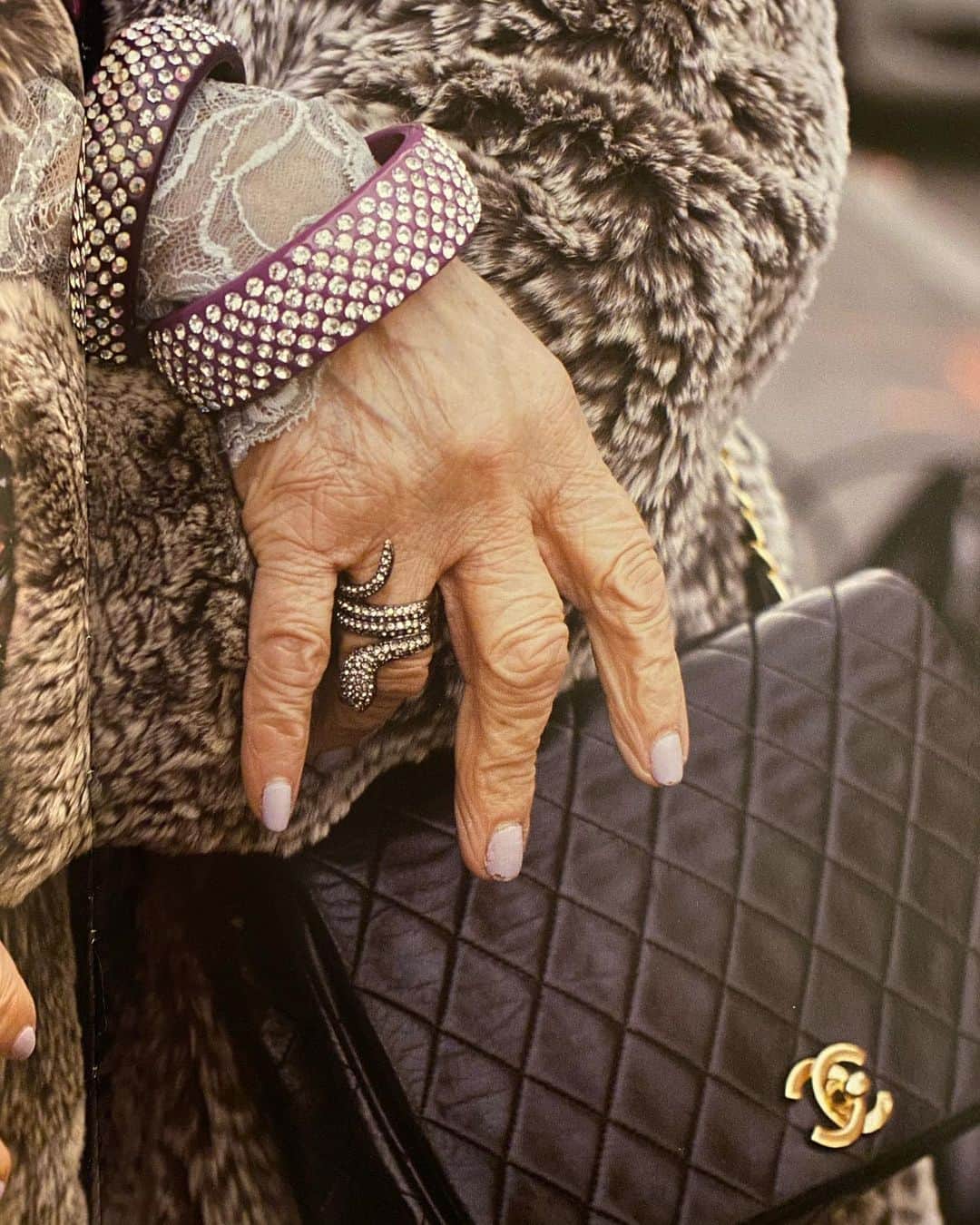 RIKACOさんのインスタグラム写真 - (RIKACOInstagram)「. Advanced Style ニューヨークで見つけた上級者のおしゃれスナップ . と言う素敵な写真集 60歳〜100歳の女性達のファッションスナップ😊自己表現の素晴らしさを学ぶ1冊💜 . カッコいいな👍 1枚めのマダムが着けている @hermes のベルト❣️ 馴染みすぎていてヤバい❤️ . さーどんな100歳になるかしら〜？ それも自分次第よね 歳をとって行く事を 楽しみましょう〜 😘🌈 #rikaco_fashion」10月27日 23時31分 - rikaco_official