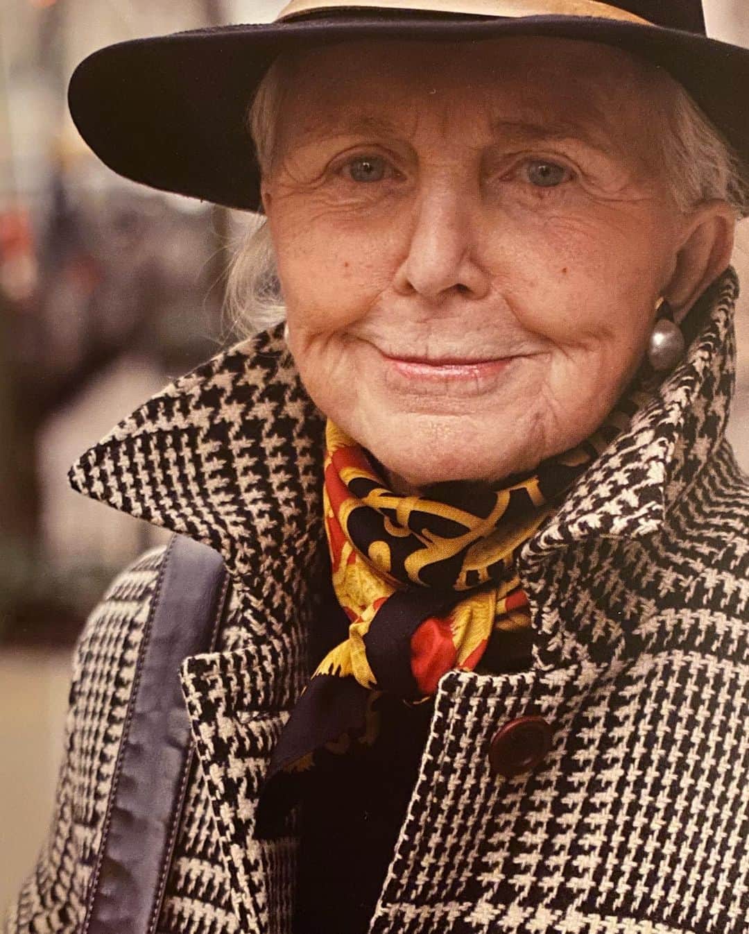 RIKACOさんのインスタグラム写真 - (RIKACOInstagram)「. Advanced Style ニューヨークで見つけた上級者のおしゃれスナップ . と言う素敵な写真集 60歳〜100歳の女性達のファッションスナップ😊自己表現の素晴らしさを学ぶ1冊💜 . カッコいいな👍 1枚めのマダムが着けている @hermes のベルト❣️ 馴染みすぎていてヤバい❤️ . さーどんな100歳になるかしら〜？ それも自分次第よね 歳をとって行く事を 楽しみましょう〜 😘🌈 #rikaco_fashion」10月27日 23時31分 - rikaco_official