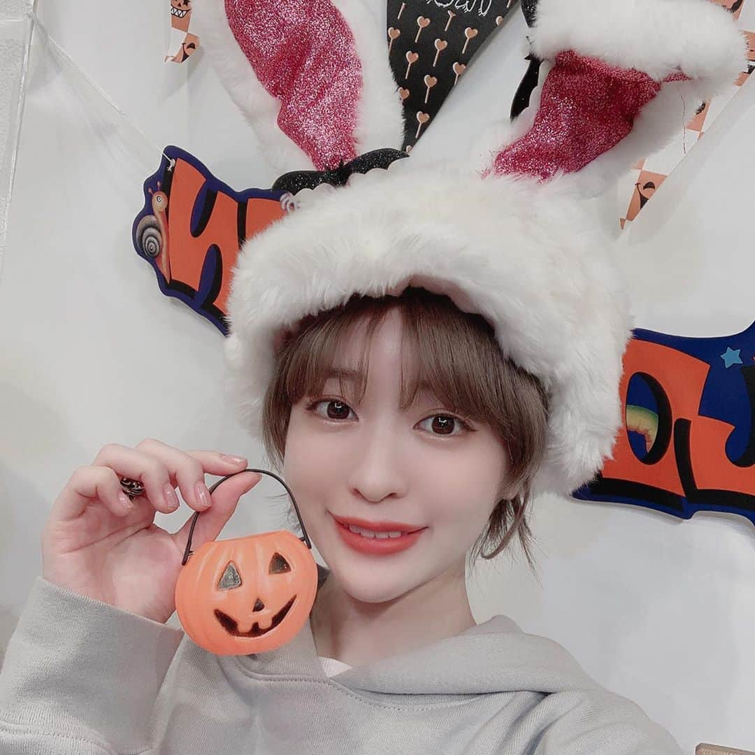 吉田菫さんのインスタグラム写真 - (吉田菫Instagram)「. 2日ぶりのzoom会ありがとう🎃🐰💞 mix10thのリリイベも今日で終了！ あとはツアーだね🥰  それから渋谷ロフトでサイサイちゃんのポップアップストアがやってるよ！ 次はそれのサイン会かぁ〜わくわく💙 ポップアップストアかなり良いからみんな遊びに行ってね♡私も2日連続で遊びにいっちゃった〜🍑  #mix10th  #ハロウィン　#Halloween」10月27日 23時32分 - sumiredooon1228