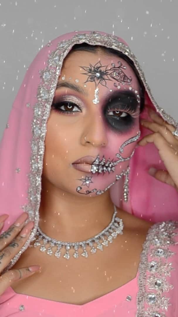 のインスタグラム：「@jademistry_mua says “I took inspiration from my Indian heritage. The floral and paisley patterns feature in traditional mendhi (henna) designs. The rhinestones are a reference to the heavily embellished sari’s and Indian jewellery.”  Recreate the Halloween look at home with: 💗Dazzleshadow Liquid in Beam Time 💗Studio Fix Fluid Foundation 💗In Extreme Dimension Mascara in 3D Black 💗Brushstroke 24-hour Liner in Brushblack  #MACHalloween #MACCosmeticsUK #HalloweenBeauty #HalloweenLook #Halloweeninspiration #HalloweenFromHome #HalloweenMakeup」