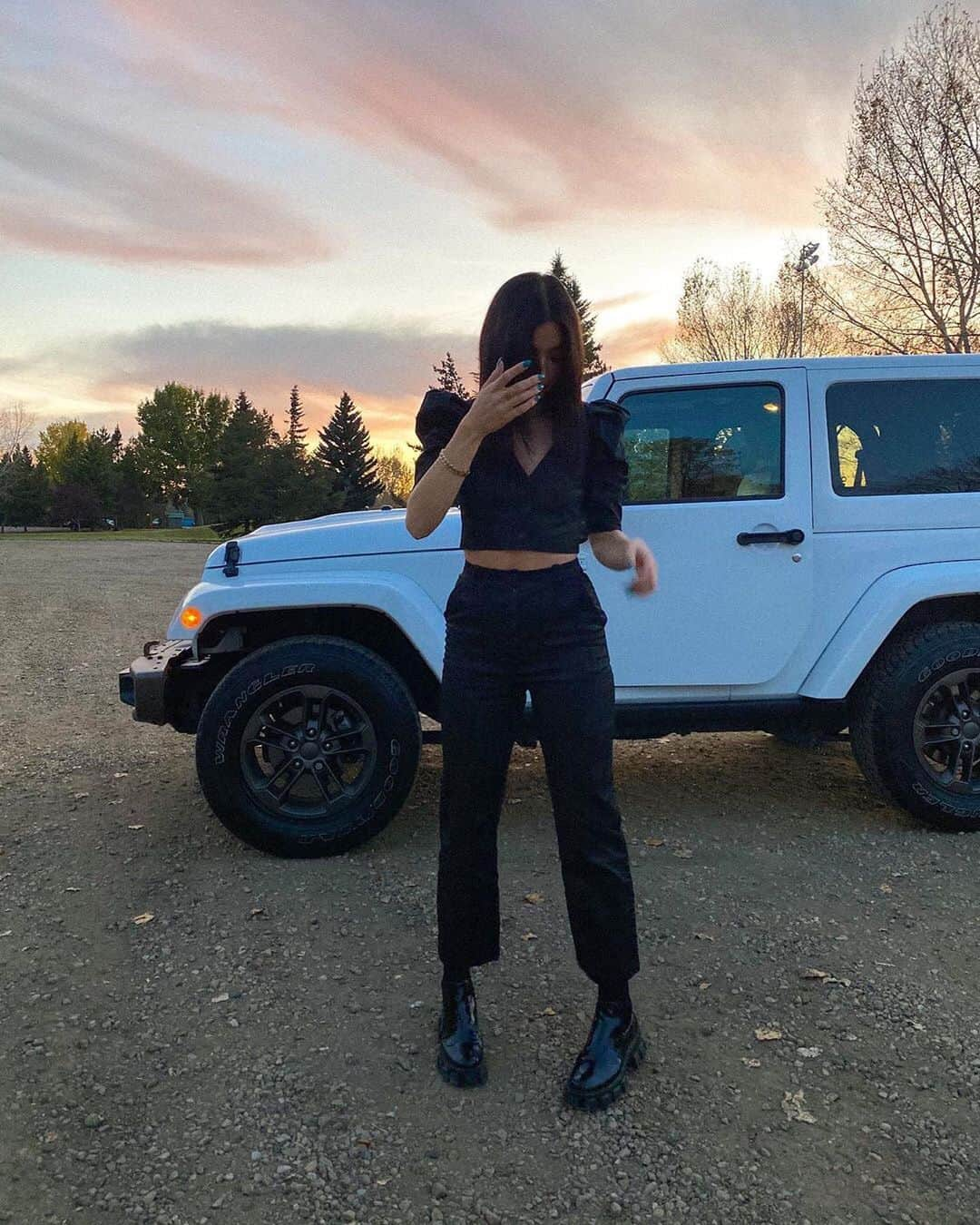 エイミー・ソングさんのインスタグラム写真 - (エイミー・ソングInstagram)「Yes Loren Top and Loren Pant. Yes boots, yes jeep. SOS on the road.」10月27日 23時34分 - songofstyle