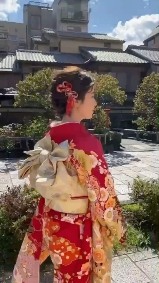 関根真優のインスタグラム：「振袖投稿ラストはリールです🧡  振袖すごく好評で嬉しいです😍 これから前撮りをする方や来年の振袖を考えているという方に少しでもイメージなど、参考になればなと思います✨  投票、応援いつもありがとうございます✨🧡  #ミスキャンパス同志社女子2020 #ミスキャン#同女#振袖#着物#成人式#赤#京都#八坂神社#八坂庚申堂」