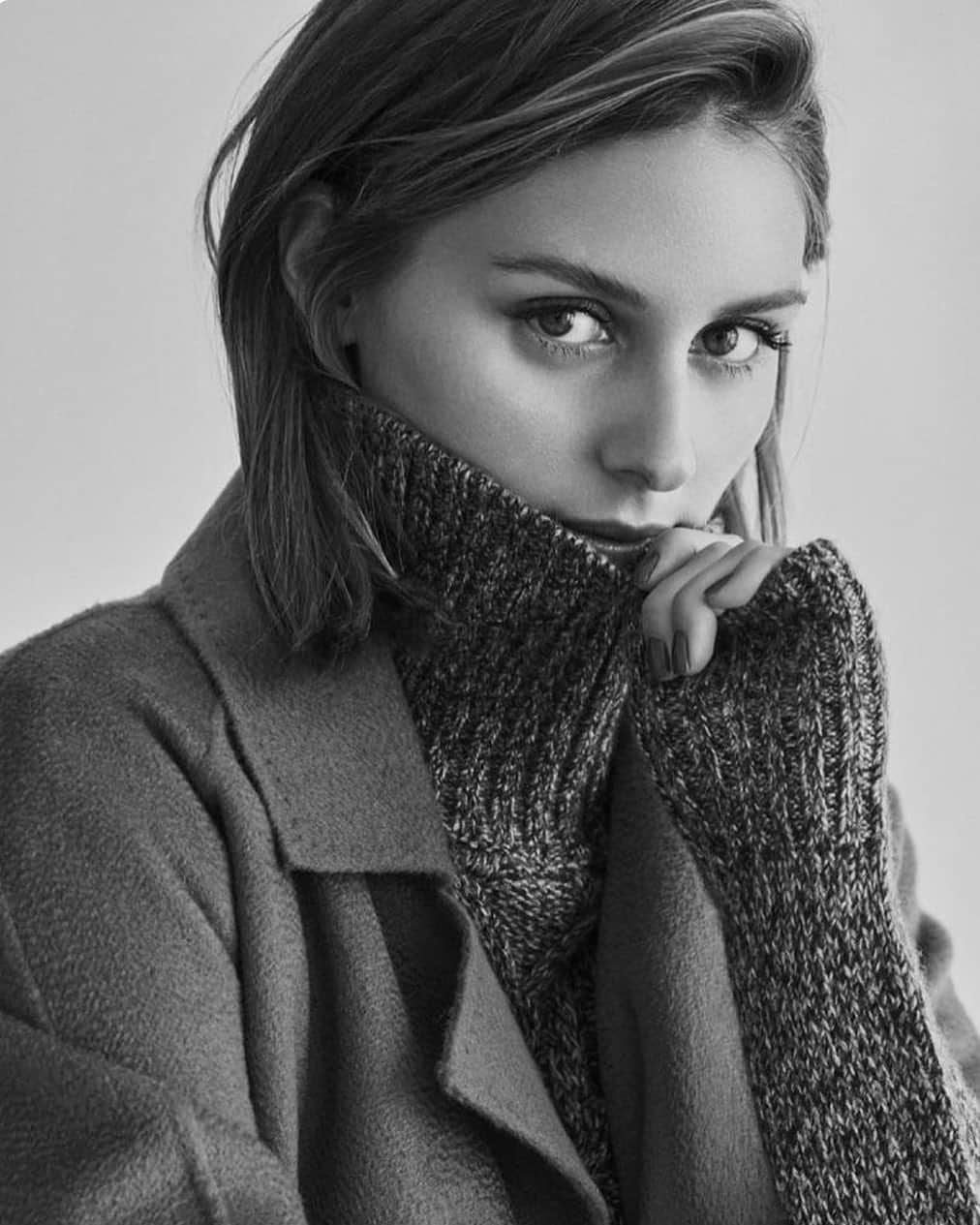 オリヴィア・パレルモのインスタグラム：「Hiding under this chunky knit until Election Day 🗳😬⁣ ⁣ 📷: @primolxue」