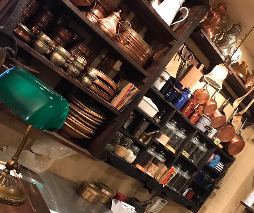 大和未知さんのインスタグラム写真 - (大和未知Instagram)「◦•◦•◦•◦•◦•◦•◦•◦•  #N.harvest の素敵な 女優さんタッキーとナゾの #おでこポーズ ☺︎  ◦•◦•◦•◦•◦•◦•◦•◦•  オーガニック＆オルタナティブ #次世代のための 選択✦+:｡. ☺︎ そのコンセプトがめちゃくちゃ ど真中、のお店。  見せ中うめつくすオシャレなパケのハーブたちは、ラベルのイラストまで手書きされ、手作業で貼り付けられ、愛と手間がこもったもの。  #有吉さんぽ でも 紹介された逸品を 購入☺︎✦  奥には小さな キッチンもあって  ハーブや発酵食品？の #ワークショップ も参加したくなりました☺︎  #スパイス  #エヌハーベストは西荻にあります #エヌハーベストスパイス講座  #ハーブ #ドライフルーツ  #オーガニック #パキスタン #フンザ」10月27日 23時40分 - michi.minnashiawase