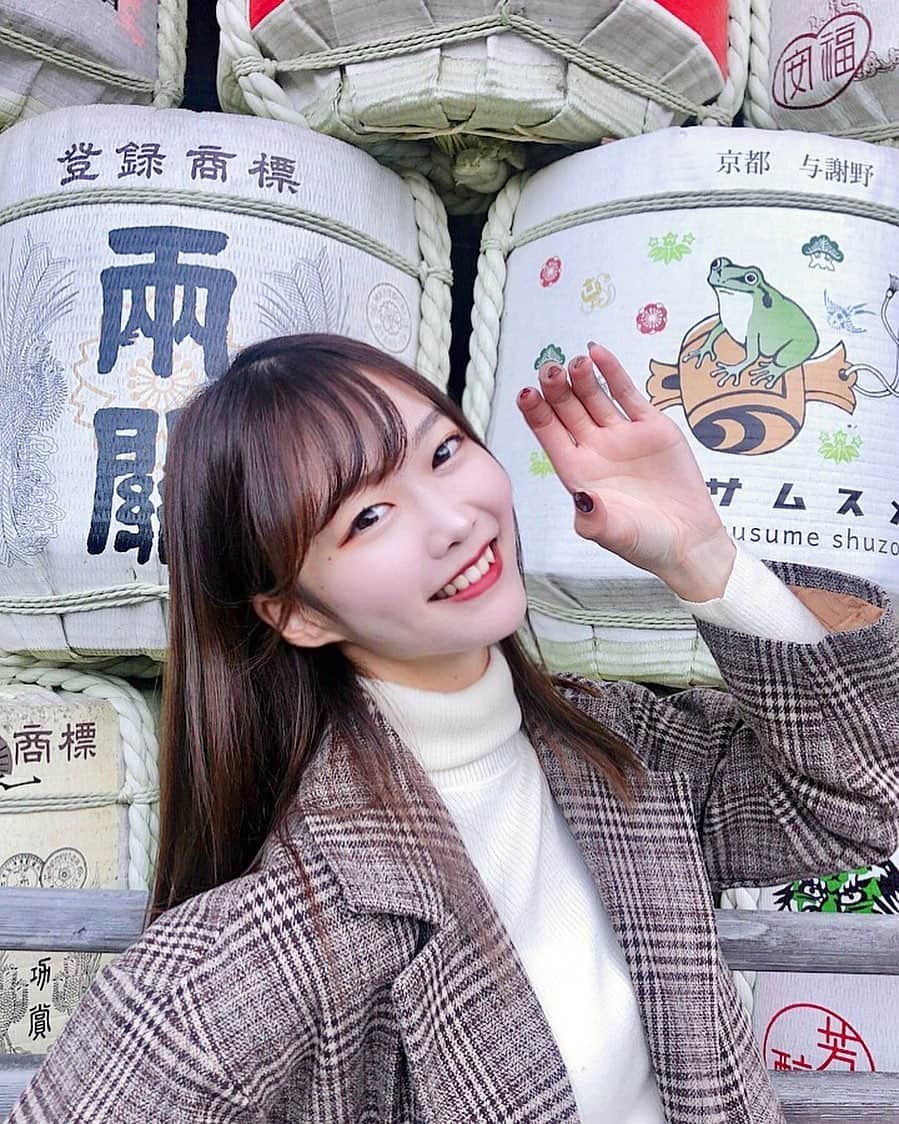 齋藤佳穂のインスタグラム：「今日は朝からお散歩に行ってきました🌿  #京都 #京都観光 #京都観光スポット #京都観光地 #松尾大社 #お酒 #酒樽 #好きなこと #お散歩 #秋コーデ」