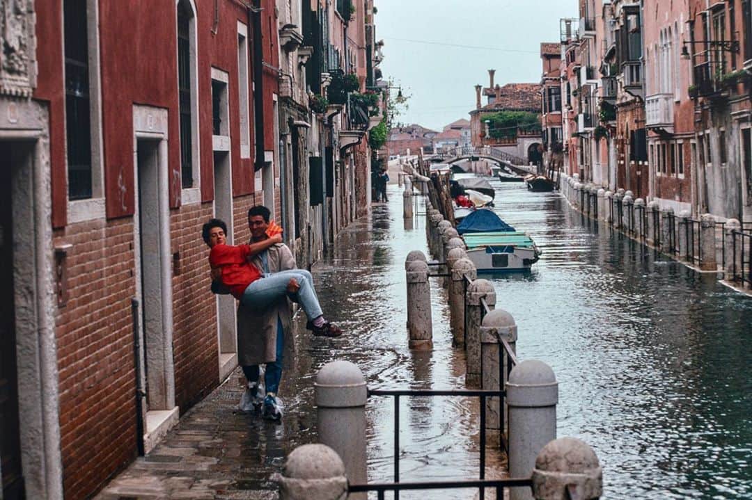 National Geographic Travelさんのインスタグラム写真 - (National Geographic TravelInstagram)「Photos by Michael Yamashita @yamashitaphoto / End of fall flooding? / Fall marks the beginning of the acqua alta, or high water, season in Venice, Italy. It’s the period when high tides flood the city’s canals and piazzas and tourists scurry to find knee-high boots. The phenomenon has occurred for centuries, but a rise in sea level and a drop in land level—due to natural and man-made problems including climate change and industrialization—have produced dramatic increases in the amount and frequency of flooding. In November 2019, the city was inundated with the highest water levels in 50 years, leaving ground floors of many buildings uninhabitable. The floods have driven many of the 50,000 residents away from the city, surrendering it to the annual (pre-pandemic) influx of over 30 million tourists.  A search for a solution to keep Venice above water has been on for decades. Finally, after delays and cost overruns, an ambitious project begun in 2003 had its first successful test this month. The MOSE (Modulo Sperimentale Elettromeccanico) project, which consists of a series of 78 mobile gates, was activated and succeeded in blocking high tides of over four feet (1.2 meters) from entering the Venetian Lagoon. The entire endeavor is not expected to be fully completed until 2021, but officials and residents of the city are hopeful that it will be enough to keep Venice a vital city—and not merely a waterlogged museum. #venice #acquaalta #sanmarcosquare #piazzasanmarco #yamashitaphoto」10月27日 23時42分 - natgeotravel