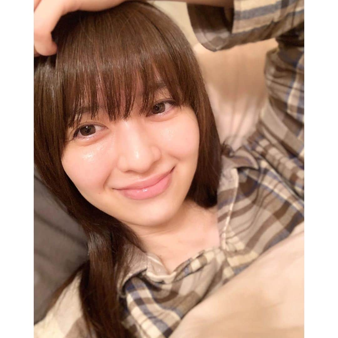 逢沢りなさんのインスタグラム写真 - (逢沢りなInstagram)「寝る準備は出来たけど眠くならないので何かしようと思い、なぜか自撮りをしてみました😂  完全なる素でちょっと恥ずかしいけどせっかく撮ったので載せてみます笑  パジャマはユニクロ、あったかい☺️それではおやすみなさい〜🌟」10月27日 23時46分 - aizawarina0728