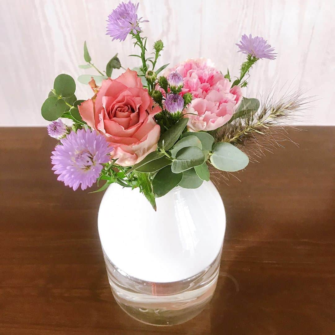 重長智子さんのインスタグラム写真 - (重長智子Instagram)「. . お花の定期便、始めました🌷 お花屋さんを応援したい想いも ありまして☺️ . 毎週届くのが楽しみです💓 . (記録用) ■バラ ■クジャクソウ ■カーネーション ■チカラシバ ■グニューカリ . . #お花の定期便 #花のある生活 #bloomeelife  #一草一花 #沼津市のお花屋さん #育児中の癒し #産休中 #ママアナウンサー #おうち時間を楽しむ」10月27日 23時47分 - tomoko_shigenaga