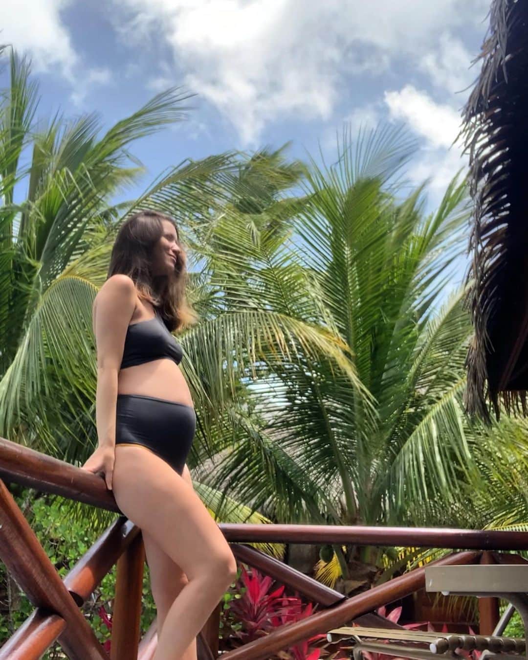 ナタリア・ディルのインスタグラム：「Tomando um solzinho  Finalmente relaxando na nossa #babymoon  Thanks  @behappyhoneymoon  @nannairesortespa」