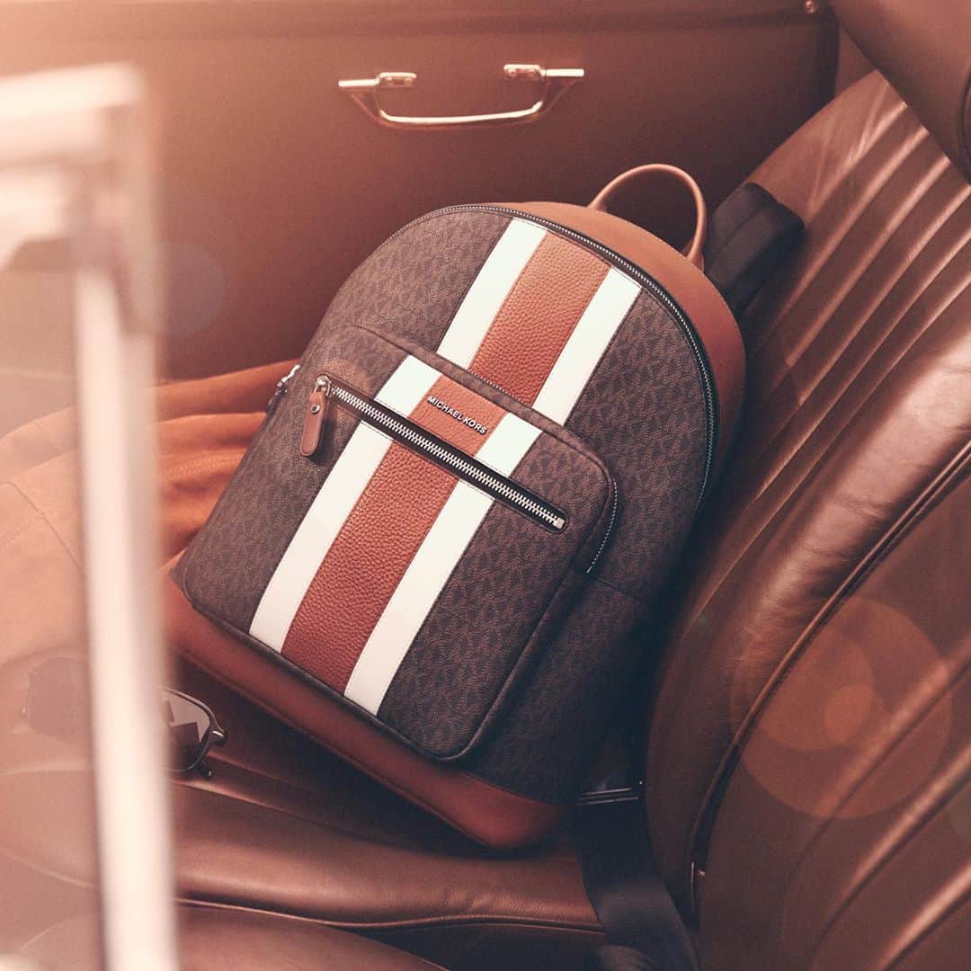 マイケルコースさんのインスタグラム写真 - (マイケルコースInstagram)「Along for the ride: our Hudson logo backpack with a sport-luxe racing stripe. #MichaelKorsMens」10月27日 23時49分 - michaelkors
