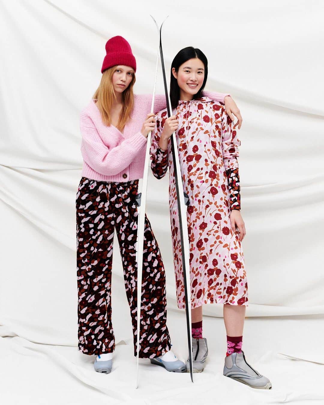 マリメッコのインスタグラム：「This exceptional festive season, we embrace channeling stylish coziness. Our bold florals are here in luscious silk, sateen and velvet. #marimekko」