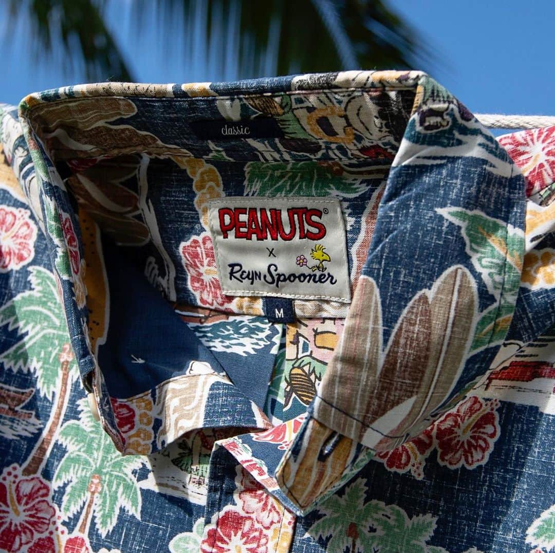レインスプーナーのインスタグラム：「We are excited to launch this limited edition collectors print celebrating an American classic to celebrate the 70th Anniversary of Peanuts. We’ve taken some of Charles Schulz’s characters in the vintage artwork and infused some Aloha in this fun design. Charlie brown and friends can be seen enjoying Hawaii, surfing and paddling a canoe, eating shave ice and playing the ukulele.   #ReynspoonerxPeanuts #Peanuts #Snoopy #PeanutsinHawaii」