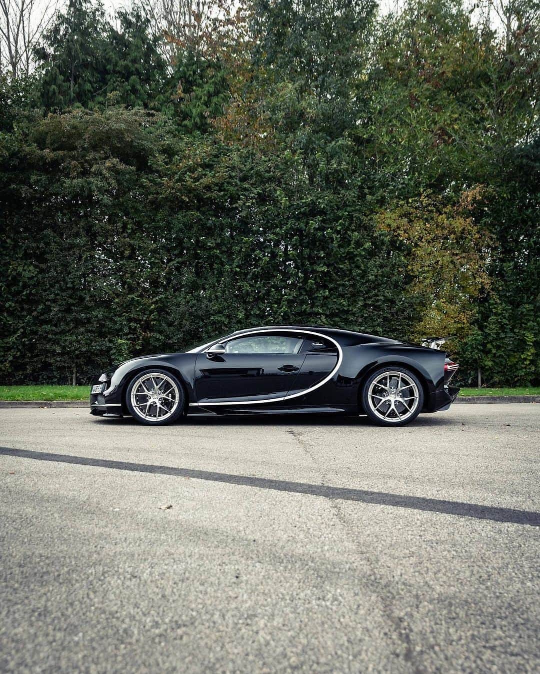 Kik:SoLeimanRTさんのインスタグラム写真 - (Kik:SoLeimanRTInstagram)「@tfjj  What a beautiful interior 😍 such a classy spec on this Bugatti Chiron Sport @hrowenbugatti #Bugatti #Chiron #ChironSport」10月28日 0時02分 - carinstagram