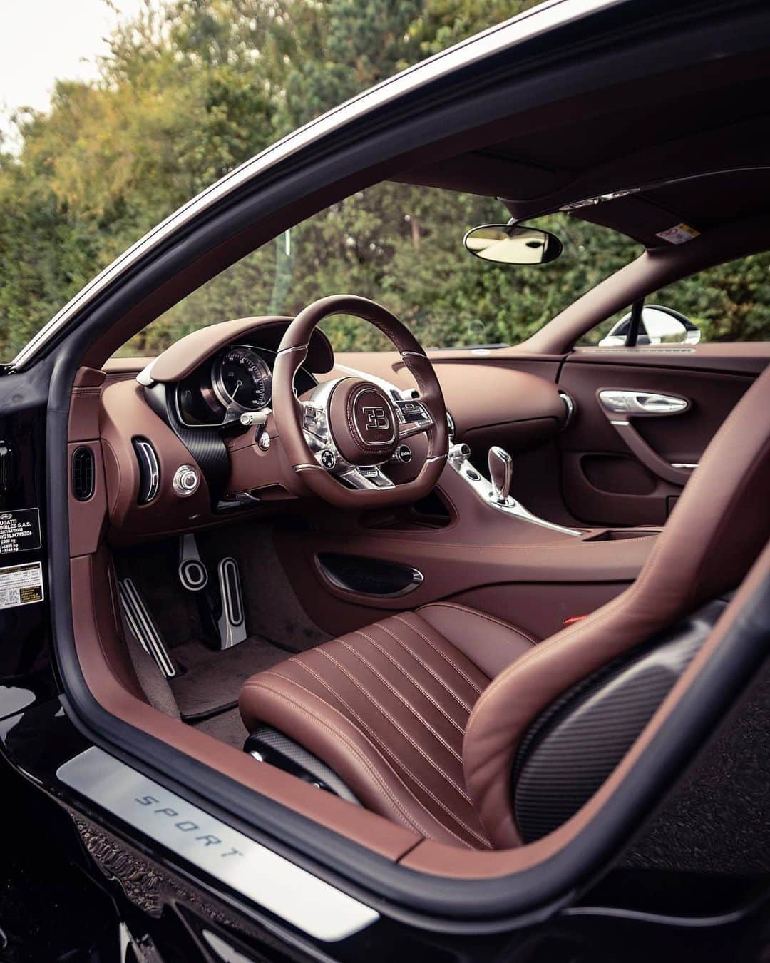 Kik:SoLeimanRTさんのインスタグラム写真 - (Kik:SoLeimanRTInstagram)「@tfjj  What a beautiful interior 😍 such a classy spec on this Bugatti Chiron Sport @hrowenbugatti #Bugatti #Chiron #ChironSport」10月28日 0時02分 - carinstagram