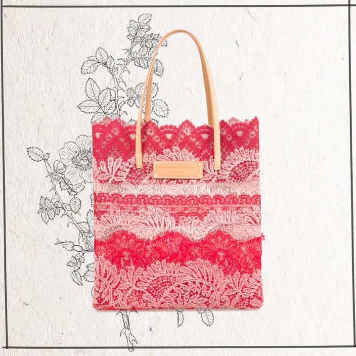 のインスタグラム：「Ermanno Scervino presents “Seeds Of Love”.  The tradition of preserving and passing on seeds has always been entrusted to women all over the world. This special project, in collaboration with the Botanical Garden of Florence @museostorianaturale, aims to save the biodiversity financing a scolarship for the conservation of a series of rare and representative plants of the Tuscan territory as the Rosa Serafini.   Discover the Limited Edition shopping bag made with archival lace from the Maison recycled trough a precious patchwork process.  Now available on ermannoscervino.com  . . . #ErmannoScervino #SeedsOfLove #Florence #Biodiversity」