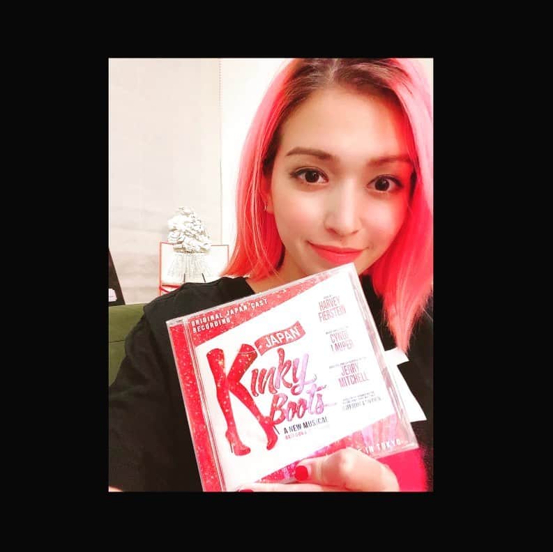 ダンドイ舞莉花のインスタグラム：「キンキーブーツ特別映像、素敵だったなぁ👠  春馬のローラ大好きだわーーー！❤️  そして今日CDも届いて😌  タイミングがすごい。  寂しいけどなんだかほっこり。  たくさんの人の愛を感じました💕」