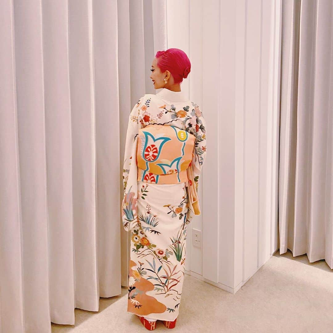 AYAさんのインスタグラム写真 - (AYAInstagram)「先日、着付けのWORK SHOPへ参加しました。先生は @mademoiselle_yulia ちゃん🌹 いつかは自分でお着物が着られる様になりたい🥰と思い、、はじめの一歩！ ユリアちゃんの丁寧なご指導の元、楽しみながら着付けを体験する事が出来ました💕  #TokyoEDITIONToranomon #東京エディション虎ノ門 #EditionHotels  @EDITIONhotels @ToranomonEDITION」10月27日 23時59分 - ayaxxamiaya