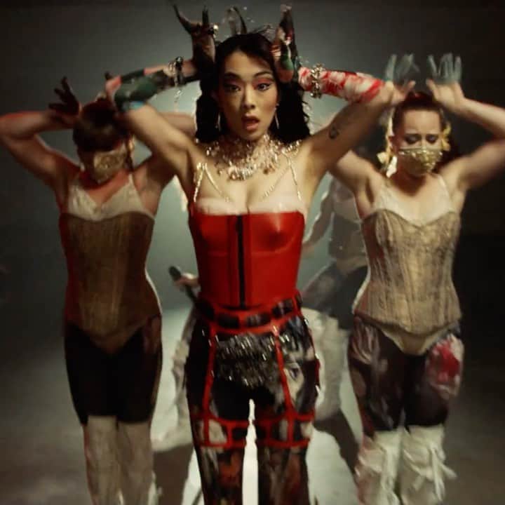 リナ・サワヤマのインスタグラム：「have u seen #rinafallon yet ???? FULL performance link in stories !!! @fallontonight @jimmyfallon !! Make sure u comment like and share the video 😏😏😏😏😏   ty to everyone involved 🥺🥺🥺🥺🥺 it takes a village !!!!!!!!!   Director - @aidanzamiri DOP - @jeremyvalender Producer - @jameslgraley / @objectandanimal Head Of Photography - @millieyoxen Mgmt - @houseofusmusic   Stylist - @celia__arias Hair - @tomomiroppongi MU - @anatakonyourface Choreo - @joshuabasepilmore  Sound  @cparkerpark / @patchworklondon @maxwellcooke  Band @vicjamieson @simoneodaranile  Dancers @chante.simpson @summerjayjones @sholabr @daniellebartonn」