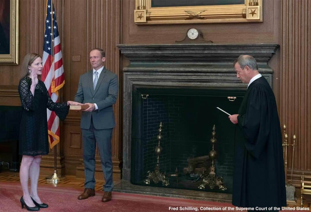 ABC Newsさんのインスタグラム写真 - (ABC NewsInstagram)「BREAKING: Chief Justice John Roberts has administered the Judicial Oath to Amy Coney Barrett, who officially joins the Supreme Court. She replaced the late Justice Ruth Bader Ginsburg. #supremecourt #ruthbaderginsburg #amyconeybarrett #donaldtrump #politics」10月28日 0時00分 - abcnews