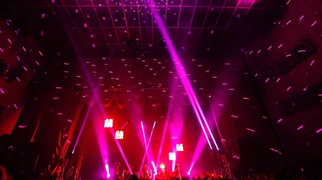 ORANGE RANGEのインスタグラム：「2015年に中野サンプラザホールで行われた『ORANGE RANGE LIVE TOUR 015 ～TEN～ 』より、「SUSHI食べたい feat.ソイソース」の #レンジのライブ 映像公開🎬  寿司への愛を会場のオーディエンスと確かめ合った、やみつきになるフレーズと食べたい衝動が脳内リフレインするダンス・チューン🍣 https://youtu.be/Ud9D6OjXiE0  🍊#ORANGERANGE Haisai🍊 #dTV ほか主要配信サイトおよび各サブスクリプションサービスでも配信開始🎧 https://jvcmusic.lnk.to/ORANGERANGE」