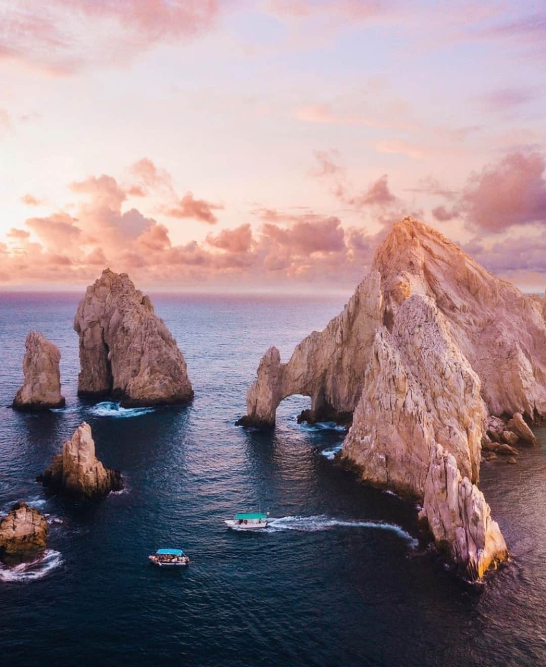 Earth Picsさんのインスタグラム写真 - (Earth PicsInstagram)「The Arch of Cabo San Lucas 🇲🇽Have you ever had the chance to see this amazing arch? 📷@thetravelpro」10月28日 0時01分 - earthpix
