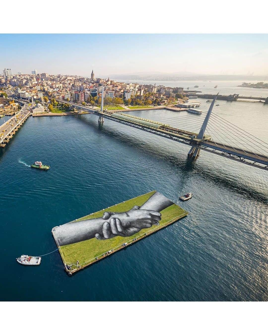 ベレン・サートのインスタグラム：「👏🏻 @saype_artiste Duvarlarin Ötesinde, Beyond Walls Step 8: Istanbul. 6300m2, three pieces, biodegradable paint on grass, 2020.   We did it! Today, we connected Europe and Asia. Three frescos were realized: one at Bogazici university (European side), one directly on the golden horn of the Bosphorus and the last one in the Beykoz disrtict (Asian side).  📸 @vflpix   #Saype #BeyondWalls #ArtProject #Together #Performance #Love #PublicArt  #Bosphorus  #GoldenHorn #Peace #Humanchain」