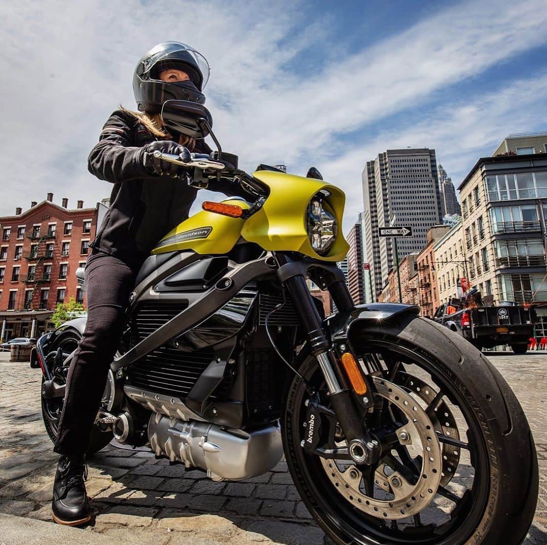 Harley-Davidson Japanさんのインスタグラム写真 - (Harley-Davidson JapanInstagram)「そのスリルで街を満たせ。#ハーレー #harley #ハーレーダビッドソン #harleydavidson #バイク #bike #オートバイ #motorcycle #ライブワイヤー #LiveWire #elw #電動スポーツバイク #electricsportbike #ev #スリル #thrills #2020 #自由 #freedom」10月28日 0時06分 - harleydavidsonjapan