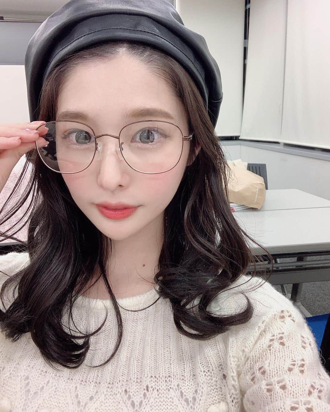 伊藤朱里のインスタグラム：「ゆうかのメガネかりたのー🌝」