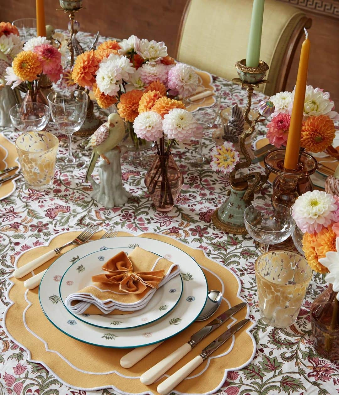 ポピー・デルヴィーニュさんのインスタグラム写真 - (ポピー・デルヴィーニュInstagram)「The Poppy table scape in mustard is HERE, just in time for Autumn 🍂 ENJOY pumpkin heads... 🍁 LINK IN BIO to shop. @mrsalice #PoppyXMrsAlice #Ad #SuitSisters」10月28日 0時06分 - poppydelevingne