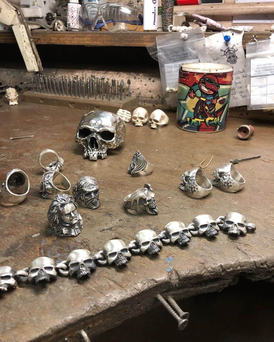 クレイジーピッグさんのインスタグラム写真 - (クレイジーピッグInstagram)「Next up for a polish 💀👀 #skull #rings #polish #bracelet #benchwork #heavymetal #rocknroll #gothic #jewellery #silver」10月28日 0時07分 - crazypigdesignslondon