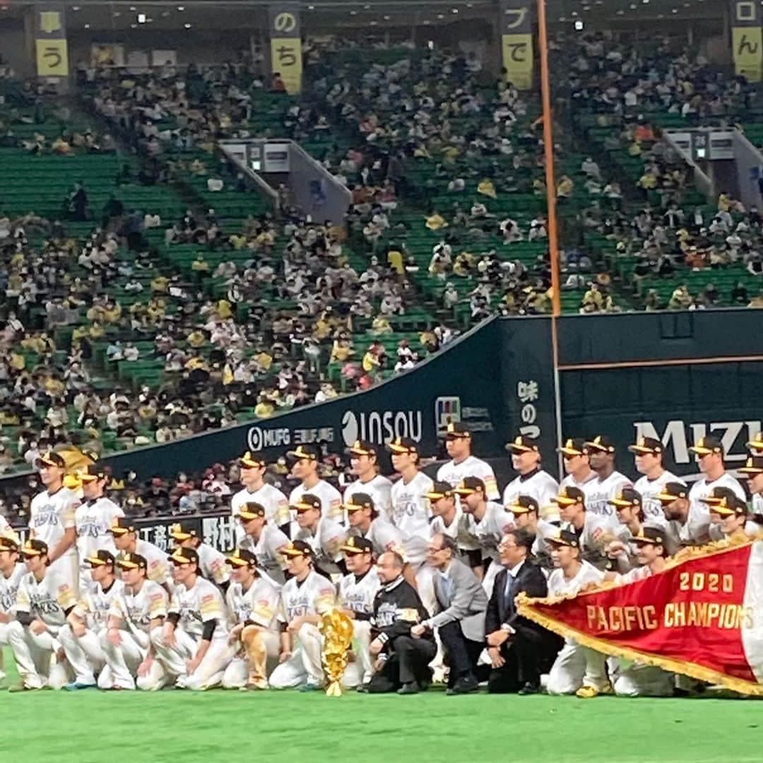 江川智晃さんのインスタグラム写真 - (江川智晃Instagram)「祝パリーグ優勝🏆 川村さんもきっと近くで見てくれてるはず☺️ 選手のみんなすごかったですよね！ 勝負強いベテランからチームを引っ張る中堅選手に成長著しい若手選手！ みんなおめでとうございます㊗️  僕の尊敬するスコアラー上司の加藤さん！😏 体だけじゃなく心もケアしてくれる新井トレーナー！☺️ 僕のSP？番犬？いや親友の猪本BC😂」10月28日 0時07分 - egatomo43