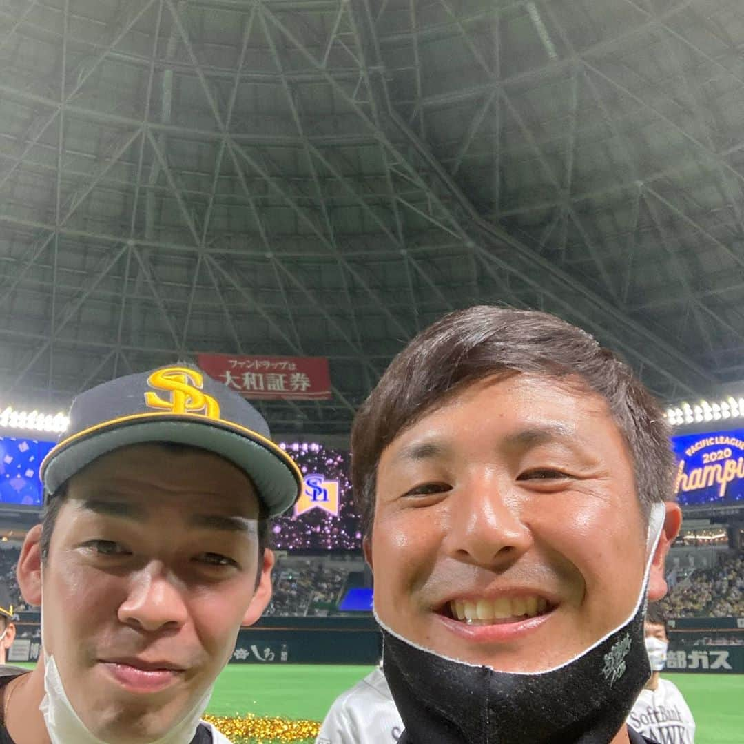 江川智晃さんのインスタグラム写真 - (江川智晃Instagram)「祝パリーグ優勝🏆 川村さんもきっと近くで見てくれてるはず☺️ 選手のみんなすごかったですよね！ 勝負強いベテランからチームを引っ張る中堅選手に成長著しい若手選手！ みんなおめでとうございます㊗️  僕の尊敬するスコアラー上司の加藤さん！😏 体だけじゃなく心もケアしてくれる新井トレーナー！☺️ 僕のSP？番犬？いや親友の猪本BC😂」10月28日 0時07分 - egatomo43