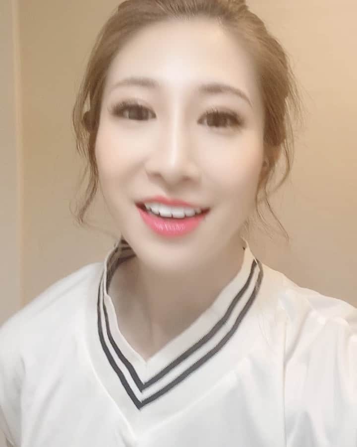 赤崎ティナ（西浦舞由美）のインスタグラム：「#痩せすぎダメ #エッグモデル　の方は聞いてください。 #衣装  #特注　#大変　衣装スタッフさんが。 #早着替え  ショーがあるから、早着替えは鍛えられました。 私服脱いで ウエディングドレスの着用まで 衣装スタッフさん1名ついていただいて だいたい20秒。 #摂食障害　にならないために。 #拒食症　にならないために。 #健康第一  #赤崎ティナ」