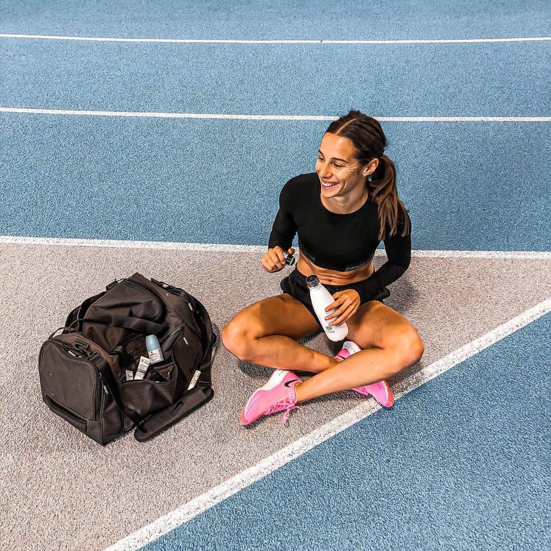 Camille LAUSさんのインスタグラム写真 - (Camille LAUSInstagram)「Another good session in the books 💪🏼  Swipe left to see my essentials for a good practice 💁🏻‍♀️  #yvesrocherbelgium #actbeautiful #botanicalbeauty #training #teamjb #teambelgium #smile #trackandfield #runner」10月28日 0時20分 - camillelaus
