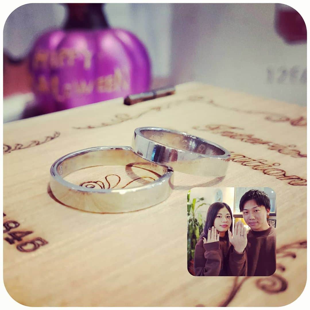 手作り指輪【ジュエリーアウラ】福岡さんのインスタグラム写真 - (手作り指輪【ジュエリーアウラ】福岡Instagram)「【 手作りペアリング】 秋モードcolorの ペアルックで来てくれた おしゃれカップルさん。  ペアリングは シンプルに綺麗に 仕上げました。  二人の宝物が またひとつ増えたね。  キズナの指輪と 作る時間も 大切に。  100&手作り&オーダーメイド専門店【 ジュエリーアウラ】  #jewelry.aura #ジュエリーアウラ #福岡北九州で人気の手作り体験教室 #小倉駅より7分 #シンプルペアリング #カップルにオススメ  #完全ご予約制  #ご予約はプロフィールより  #6ヶ月先まで予約可能  #お早めに」10月28日 0時12分 - jewelry.aura