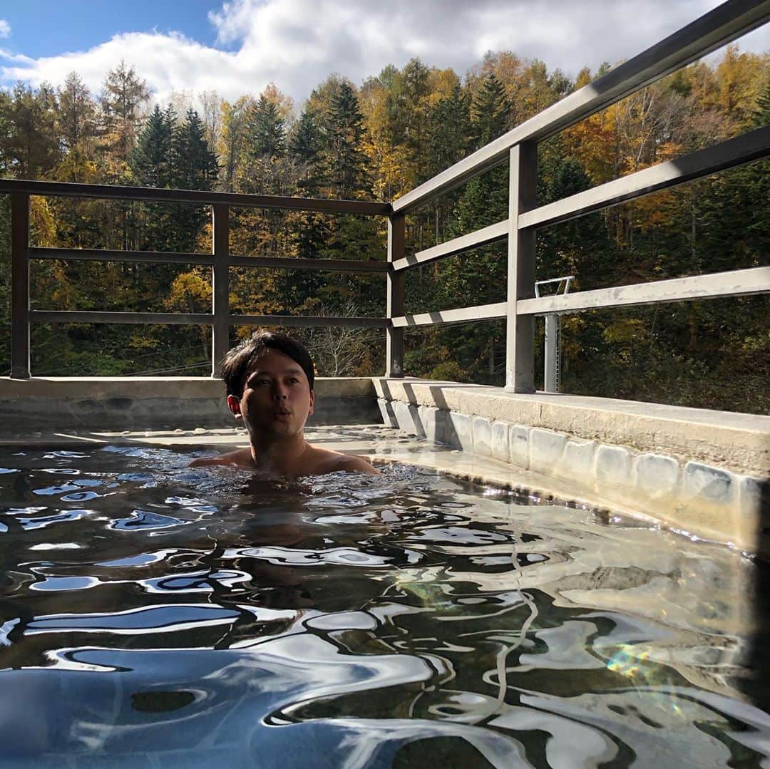 八木隆太郎さんのインスタグラム写真 - (八木隆太郎Instagram)「ニセコひらふ地区の温泉が 来年から掘削制限に♨️ 限りある資源をどう生かすか？ 外国人がいない今、　 ニセコ地区の観光を どうしていくか考える時期に。  ちなみにひらふの温泉は 温泉ソムリエ八木的に、 ナトリウム-塩化物-炭酸水素塩泉で血行促進に効果あり👍  取材でお邪魔した、 ひらふ亭さんの温泉は 源泉掛け流しで、サウナあり！ 何度も入ってますがおすすめです  #ニセコ #温泉 #サウナ #温泉ソムリエ」10月28日 0時16分 - ryutaroyagi0414