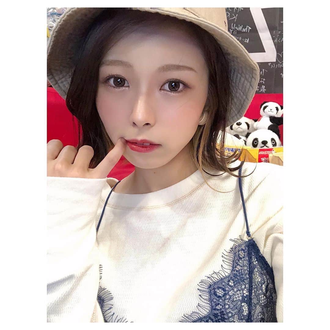 森脇加奈子のインスタグラム：「👒  時系列グチャスタグラムです この形の帽子初めて被ったんですが、なんだかしっくりきてしまって購入を考えてます  好きな服の系統が広がったように感じる今日このごろ！  #ぜろしーさんのぼうし」