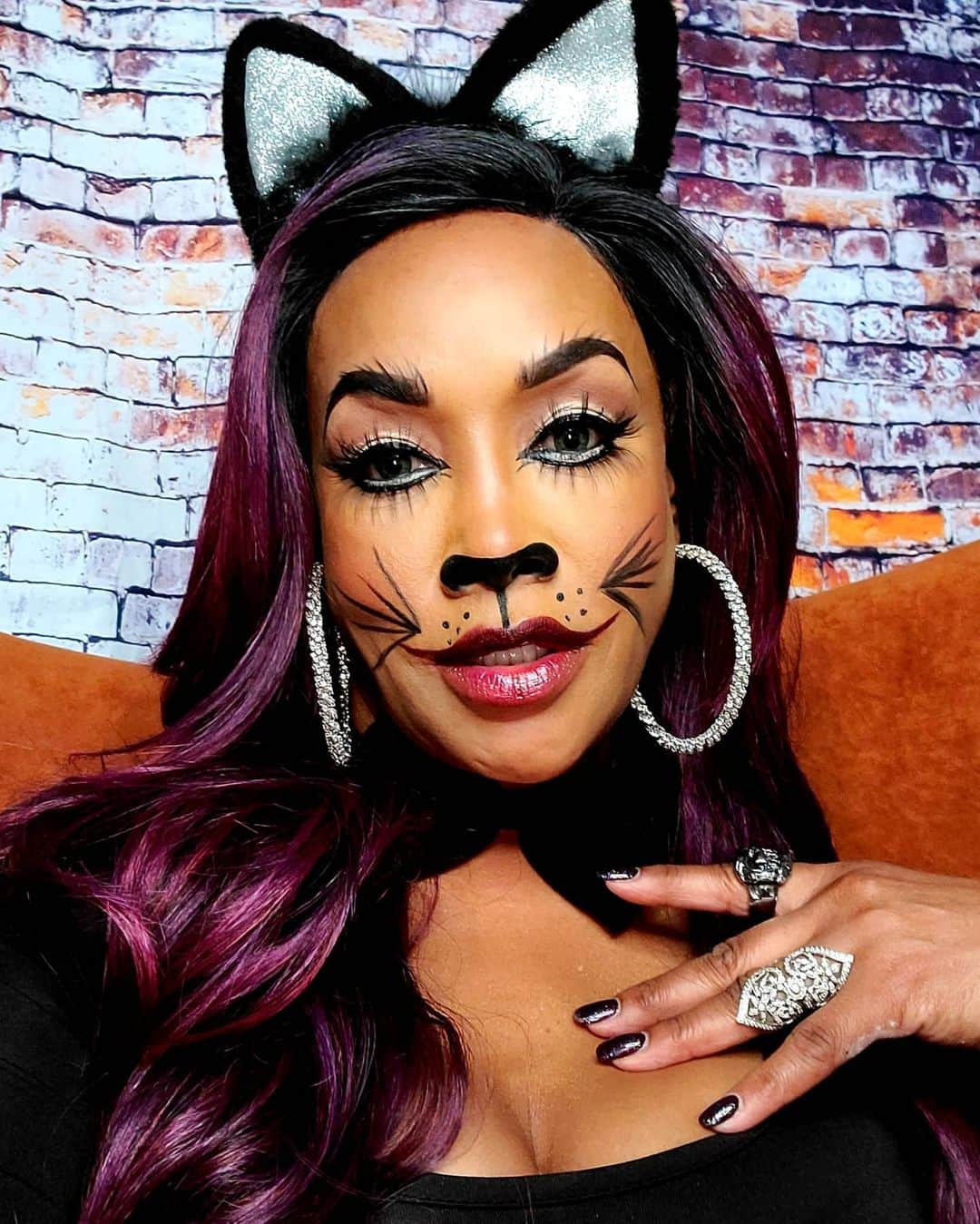 ヴィヴィカ・A・フォックスさんのインスタグラム写真 - (ヴィヴィカ・A・フォックスInstagram)「GM Dawlings! #AboutLastNite 4 @foxsoul FAB & FUN #CocktailsWithQueens Halloween show were i was a sexy kitty! Makeup by @chenoarunningfox Hair by @kenyaonhair ENJOY ya day and stay bad to da bone! MUAH! #LifeIsGood #GodIsGood #Blessed #Respect #GurlPower #VivicaFoxHair #TeamVivica #TeamFox #MyGrindDontStop #LegitimateCareer #BossMoves #LoveWins #ClassicBadChick #VOTE 🤑🖤💖👸🏾😻」10月28日 0時18分 - msvfox